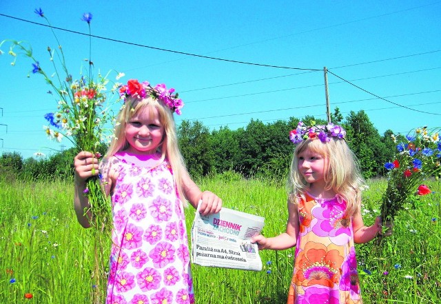 Zdjęcie nadesłane na konkurs w zeszłym roku. Agatka i Zuzia Ganobis zbierają kwiatki na kopciowickich łąkach i wiją wianki