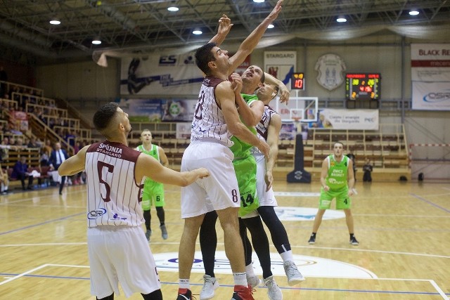 Spójnia w pierwszym spotkaniu pokonała Znicz Basket Pruszków 85:65, a w drugim R8 Basket Kraków 88:71.
