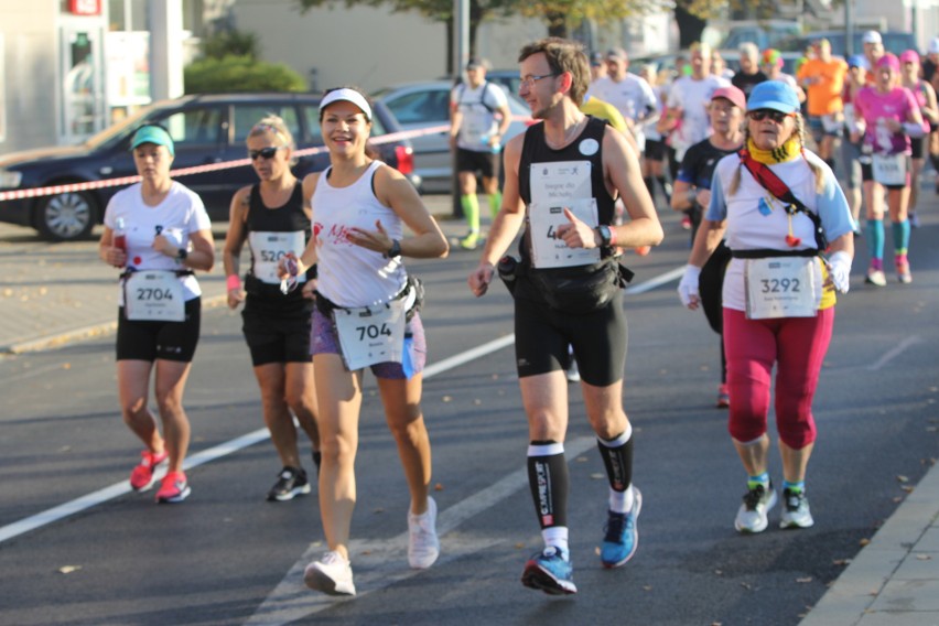 Zdjęcia z maratonu w Poznaniu 2018 - biegacze na pierwszym...