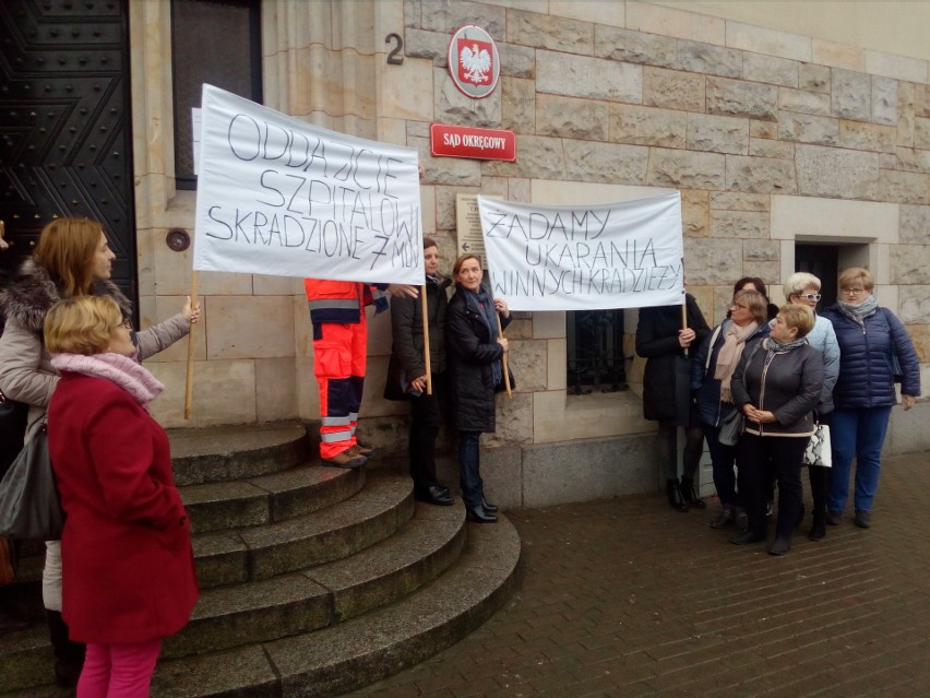 Przed sądem protestowali pracownicy okradzionego szpitala ze...