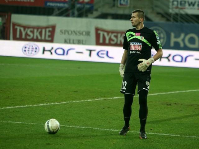 Bramkarz Piasta Dariusz Trela musiał sześć racy wyciągać piłkę z siatki podczas meczu z Zawiszą.