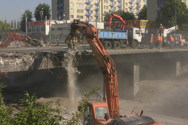 Maj 2005, Budowa nowego mostu na ulicy Sokolskiej: stary most został pocięty specjalnymi, ogromnymi nożycami, a potem powstał zupełnie nowy