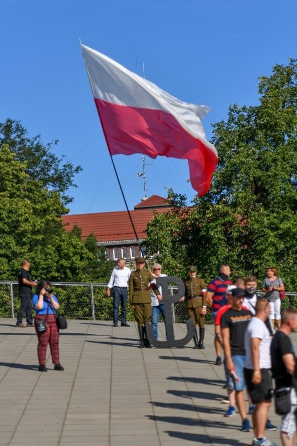 Godzina "W" na Placu Solidarności w Szczecinie. 76. rocznica wybuchu Powstania Warszawskiego 