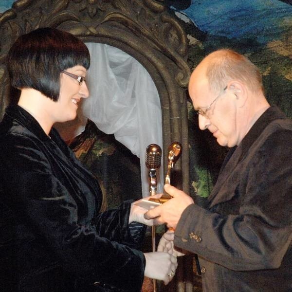Jako pierwszy Złotą Spinkę odebrał Bolesław Polnar, artysta plastyk. Nagrodę wręczyła redaktor Magdalena Żołądź.