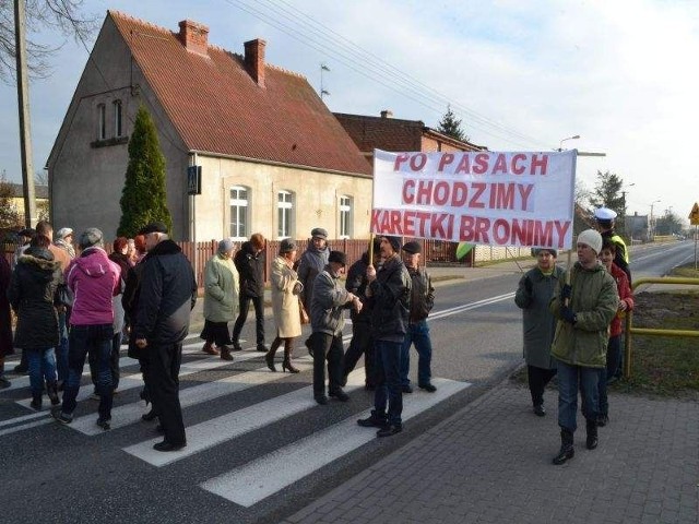 Część mieszkańców blokowała przejście dla pieszych przy drodze na Bydgoszcz. Protestujących było ponad stu. Z Mąkowarska, Koronowa, Wilcza, Lucimia, Dziedzinka.