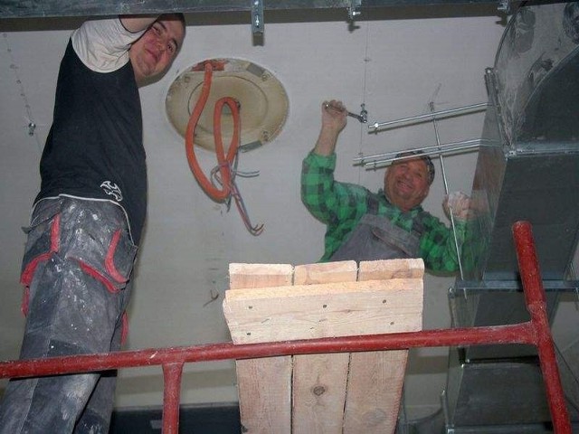Krystian Nowak i Ryszard Lach są w trakcie remontu bloku operacyjnego. To już ostatni etap prac, które mają tu do wykonania