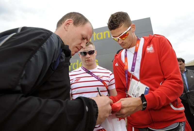 Olimpijczycy rozdają autografy.