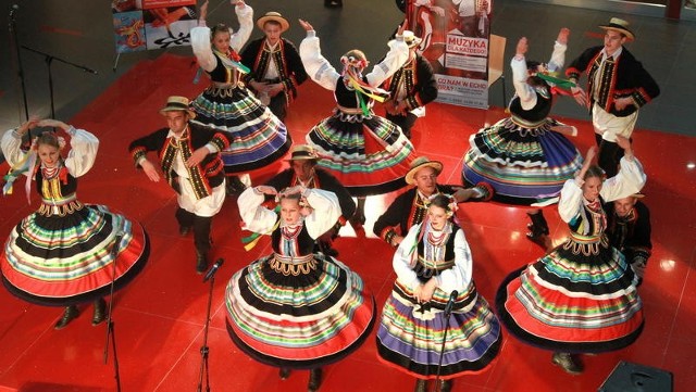 Pięknie wirowały w tańcu kolorowe spódnice tancerek Zespołu Pieśni i Tańca Kalina z Domaniewic.