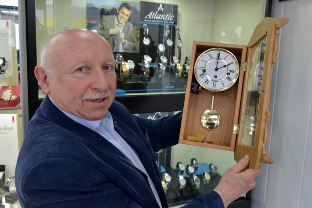 Zegarmistrz Zbigniew Fijałkowski mówi, że zmiana czasu to utrapienie dla wykonujących ten fach.