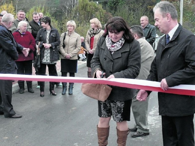 Szarfę podczas przecięcia drogi i mostu przecina Teresa Grabowska, sołtys wsi Karsznice.