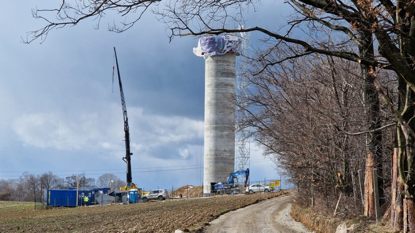 Betonowa, konstrukcja będzie mierzyć docelowo ok. 40 metrów...