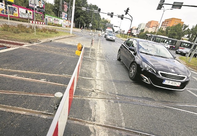 Wczoraj przeprowadzono ostatnie prace na r. Fordońskim. Wieczorem kierowcy mogli już korzystać z odnowionej jezdni