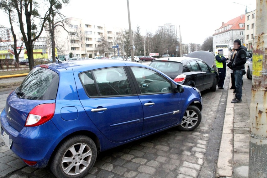 Wypadek czterech aut na Gajowickiej. Ranna kobieta w ciąży [ZDJĘCIA]