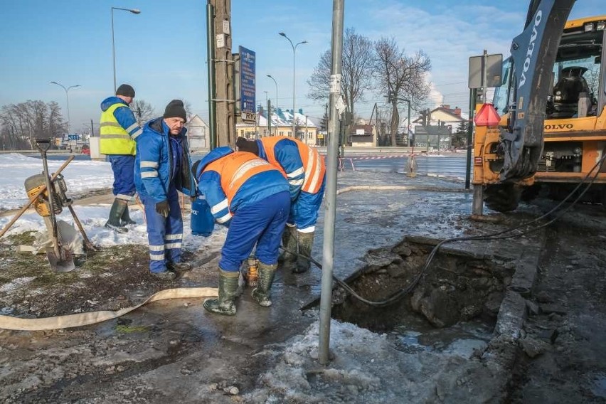 Siarczyste mrozy i duszący smog zaatakowały Kraków. Pękały szyny tramwajowe, rury ciepłownicze