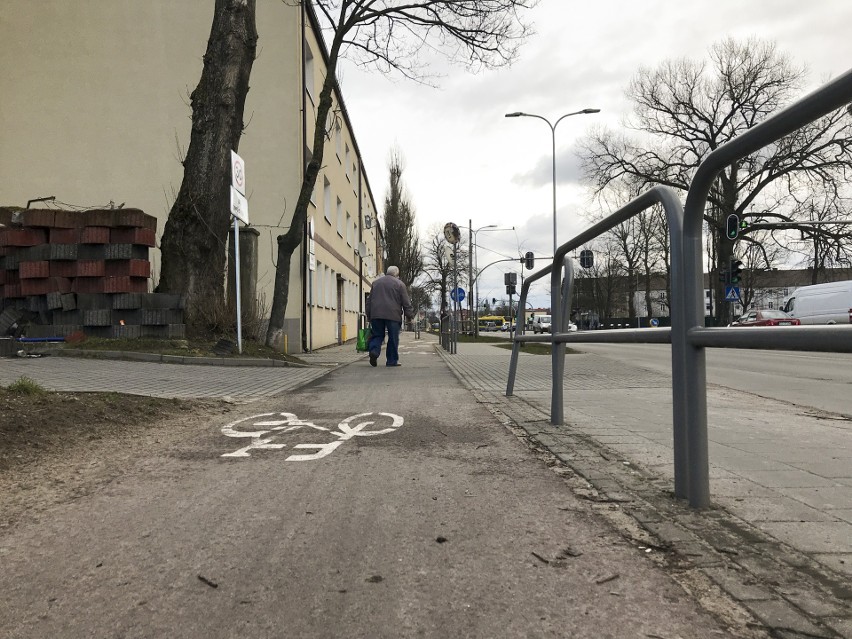 Czy wjazd do Biedronki przy ulicy Szczecińskiej w Słupsku jest niebezpieczny? Tak, zdaniem słupszczan, nie, zdaniem urzędników [ZDJĘCIA]