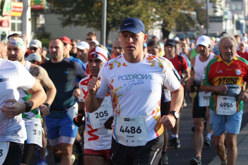 Zdjęcia z maratonu w Poznaniu 2018 - biegacze na pierwszym...