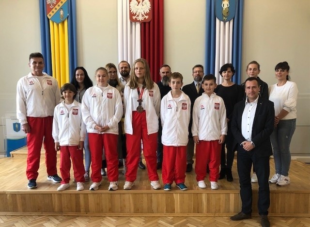 Młodzi zawodnicy Dojo Klub Karate IKA, ich rodzice i trener po powrocie z Mistrzostw Świata w Rumunii spotkali się z Adamem Bolkiem, burmistrzem Białobrzegów.