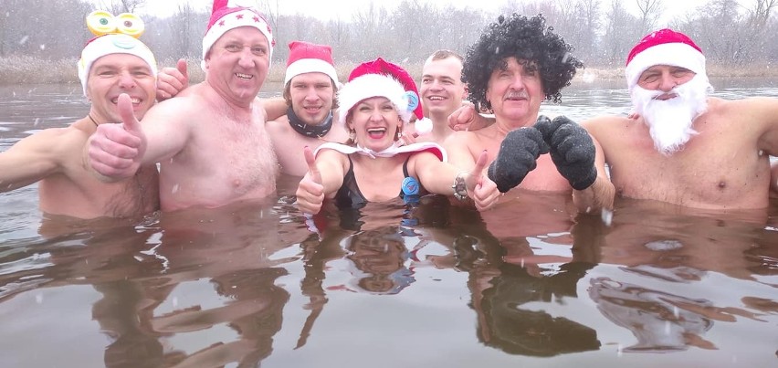 Morsy z Mogielnicy i ich mikołajkowa kąpiel w Pilicy w Tomczycach. To było pierwsze w tym sezonie morsowanie ze śniegiem! Zobaczcie zdjęcia