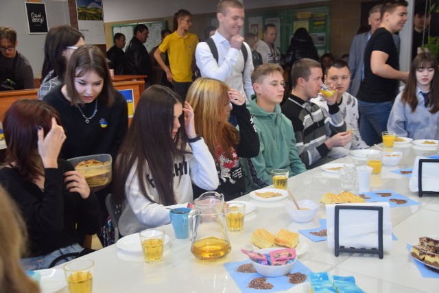 Zespół Szkół nr 1 im. Gustawa Morcinka w Tychach: Dzień Wiosny i powitanie ukraińskich uczniów.  Zobacz kolejne zdjęcia. Przesuwaj zdjęcia w prawo - naciśnij strzałkę lub przycisk NASTĘPNE