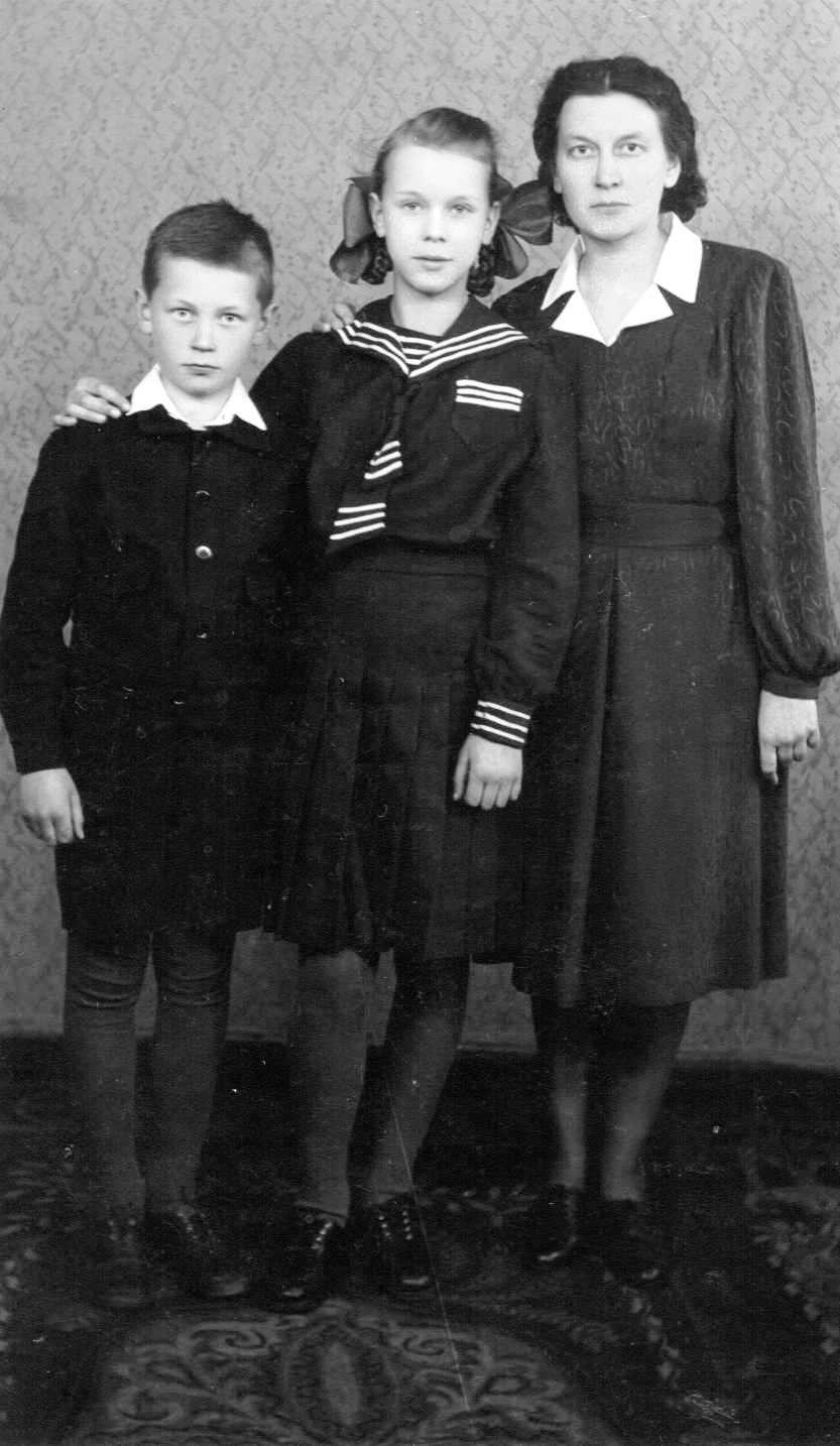Maria Jefimow z córką Renią  i synem Bronkiem, rok 1946,...