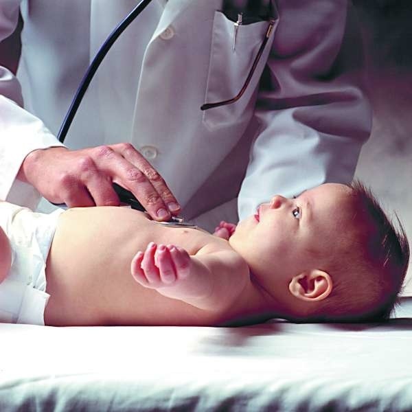 Przed podaniem szczepionki należy dziecko dokładnie zbadać.