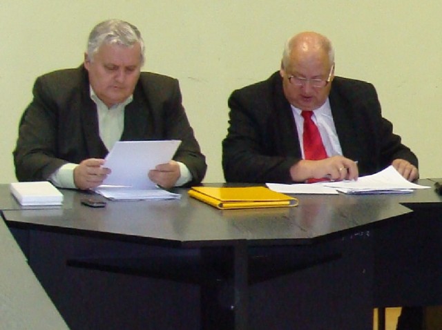 Bolesław Galent (z lewej), przewodniczący rady gminy Żagań kupił dom burmistrza i firmę Kontenery. Na zdjęciu z wiceprzewodniczącym rady Janem Daniszewskim.