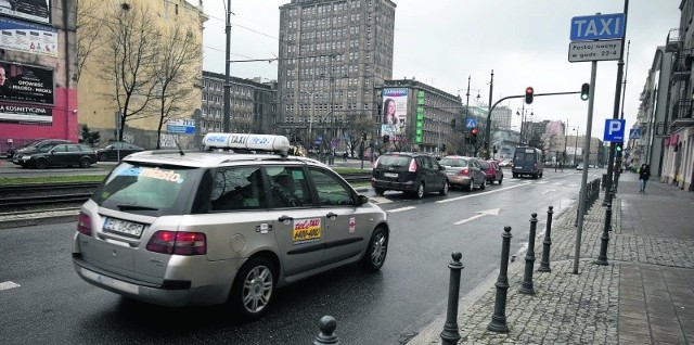 Na ul. Narutowicza, w pobliżu jednego z klubów, nowy postój taxi już jest.