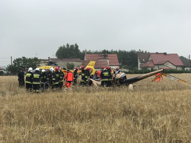 Katastrofa śmigłowca w Domecku pod Opolem. Na miejscu pracuje osiem zastępów straży pożarnej, jest też śmigłowiec Lotniczego Pogotowia Ratunkowego.