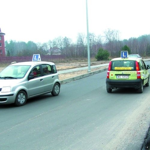 Trzymaj się prawej krawędzi jezdni - na ulicy Rolnej taka rada instruktora nauki jazdy może się skończyć bardzo źle.