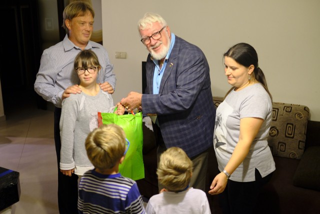 Bram Pater odwiedził rodzinę Wojciechowskich w czwartek wieczorem. Dzieci z rodzinnego domu dziecka były zachwycone prezentami