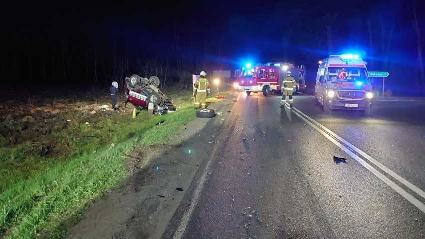 Wypadek na skrzyżowaniu w Bukowcu, na drodze między Opalenicą a Nowym Tomyślem. Są ranni
