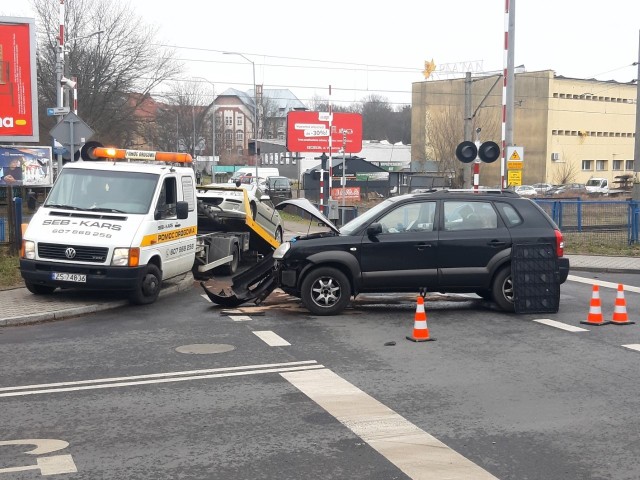 2 samochody zderzyły się na przejeździe kolejowym na Jagiellońskiej. Są poszkodowani