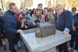 Makiety z brązu na ulicach Prudnika. Przypominają nieistniejące świątynie, które stały kiedyś obok siebie