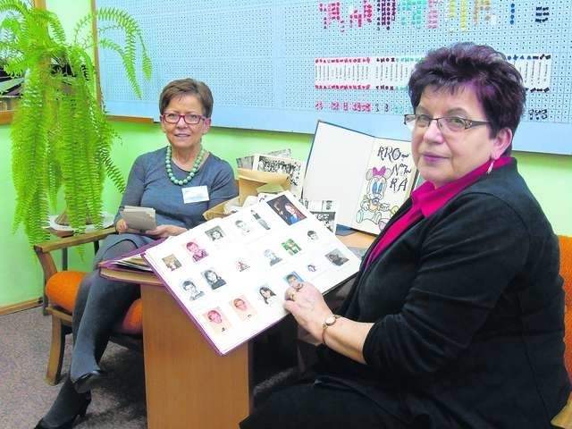 Grażyna Sułkowska oraz Wiesława Sokołowska z dumą prezentują szkolne kroniki oraz archiwalne zdjęcia 