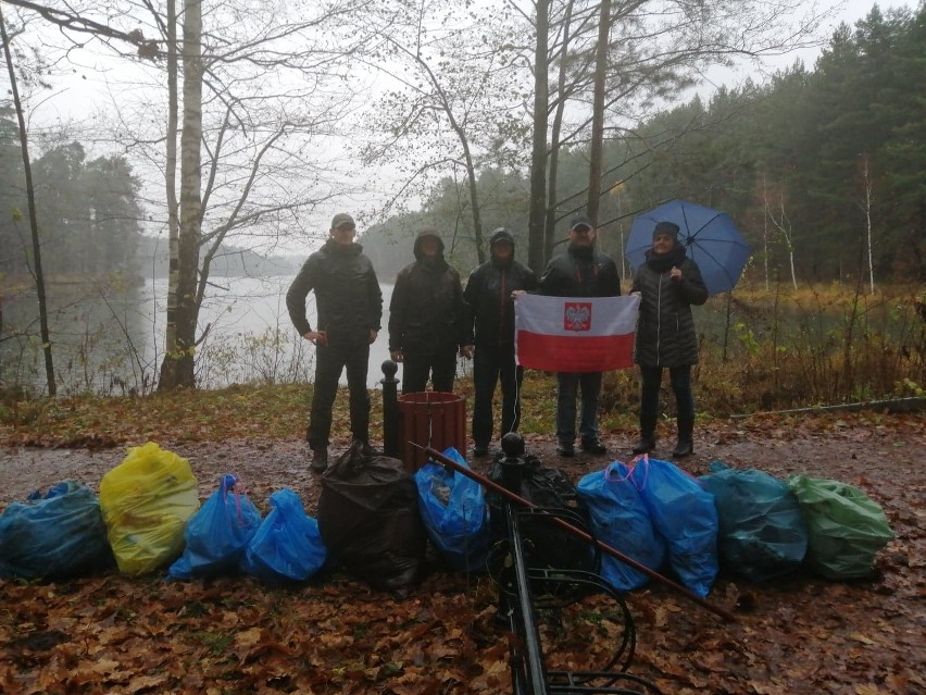 Skarżyscy żeglarze sprzątali nad Kamionką - tak uczcili Święto Niepodległości