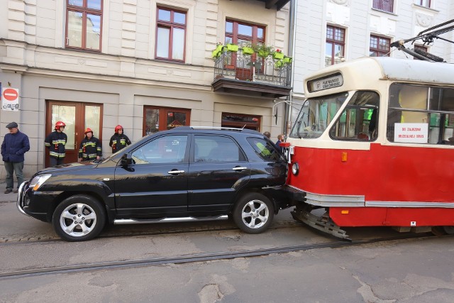 Wypadek na Legionów. Ranna pasażerka osobówki. Były utrudnienia w ruchu