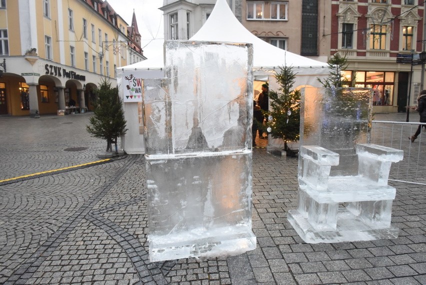 Pokaz rzeźbienia w lodzie odbył się w poniedziałek, 16...