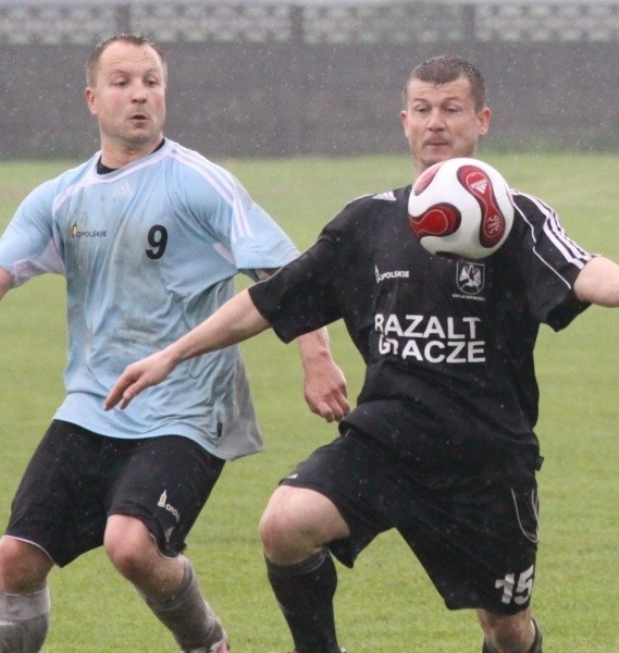 Napastnika Skalnika Piotra Sobottę (z prawej) atakuje grający trener TOR-u Sławomir Sieńczewski.