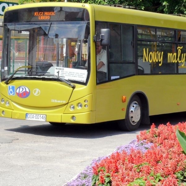 Autobus &#8222;Libero&#8221; na rynku w Rozwadowie.