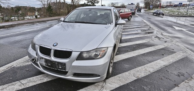 W poniedziałek, 11 grudnia, na Szosie Kisielińskiej w Zielonej Górze, na wysokości os. Pomorskiego, doszło do zderzenia dwóch samochodów. Ciężarna kobieta kierująca fordem jechała w kierunku Kisielina. Natomiast z osiedla Pomorskiego wyjeżdżała kobieta kierująca bmw. Była na tyle nieostrożna, że uderzyła w bok jadącego forda, który w skutek zderzenia okręcił się na jezdni.Na miejsce przyjechała karetka pogotowia oraz zielonogórska drogówka. Ciężarna kobieta kierująca fordem została przewieziona do szpitala, gdzie pozostała na obserwacji.Przeczytaj też:  W Zielonej Górze Mikołaje pobiegli dla potrzebujących dzieci już po raz trzeci [WIDEO, ZDJĘCIA]WIDEO: Magazyn Informacyjny "Gazety Lubuskiej"