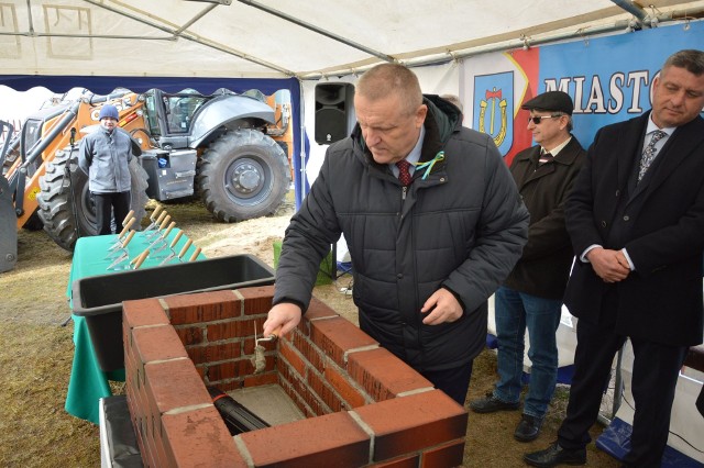 Burmistrz gminy Kunów Lech Łodej jako pierwszy dokonał wmurowania aktu erekcyjnego pod budowę świetlicy.