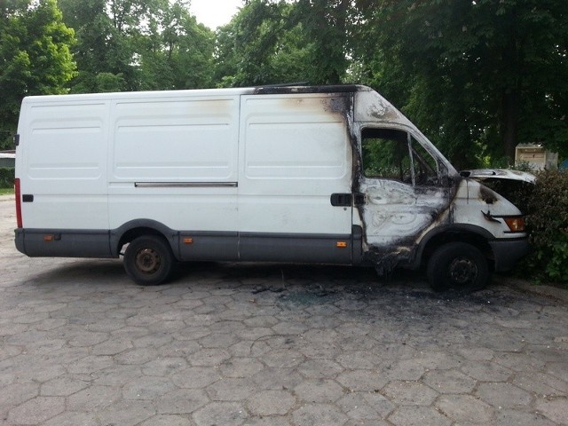 Spalone auto przy ul. Szafera w Szczecinie