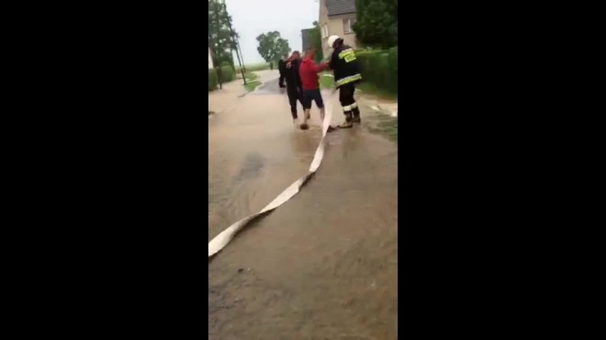 Podtopione domy pod Nysą. Nawałnica nad Kluczborkiem, zalane drogi. 109 interwencji strażaków po niedzielnej burzy nad Opolszczyzną