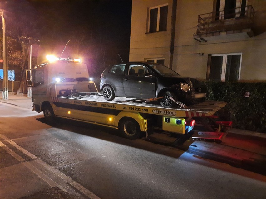Pijany kierowca volkswagena uderzył w cerkiew Matki Bożej Bolesnej w Przemyślu. 35-latek miał 1,5 promila alkoholu [ZDJĘCIA]
