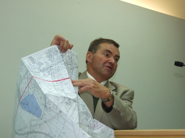 Jan Gomulec w 2010 roku przekonywał radnych powiatu, że wybrany przebieg trasy jest zły. Protesty zablokowały 39 mln zł