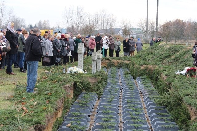 Ponad 150 niewielkich trumien ze szczątkami żolnierzy złożonych w wielkim zbiorowym grobie zrobiło na wszystkich duże wrażenie. Tożsamość części ekshumowanych osób jest jeszcze ustalana.