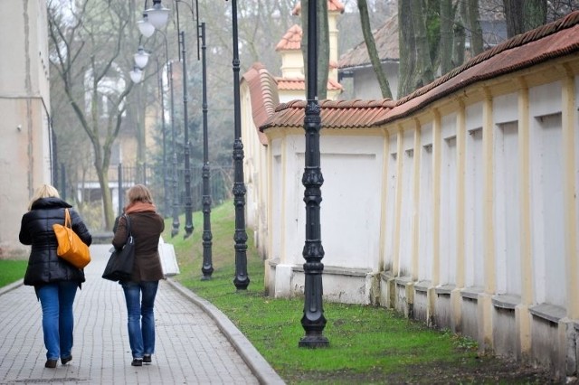 Z tej strony ogrodzenie Pałacu Branickich nie wygląda najlepiej. Miasto chce je odnowić.