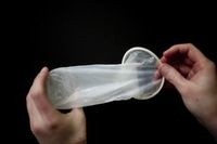 Prawdopodobnie para, która raz spróbuje seksu z damskim kondomem, niełatwo da się przekonać do powrotu do tradycyjnych gumek...