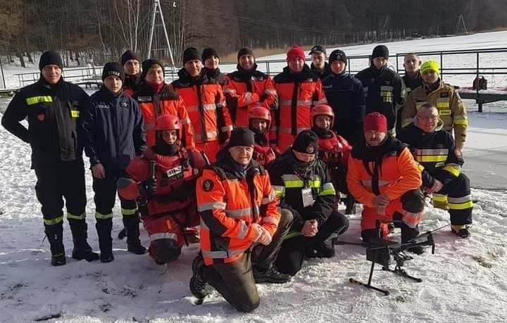 Ćwiczenia strażaków z ratownictwa lodowego.