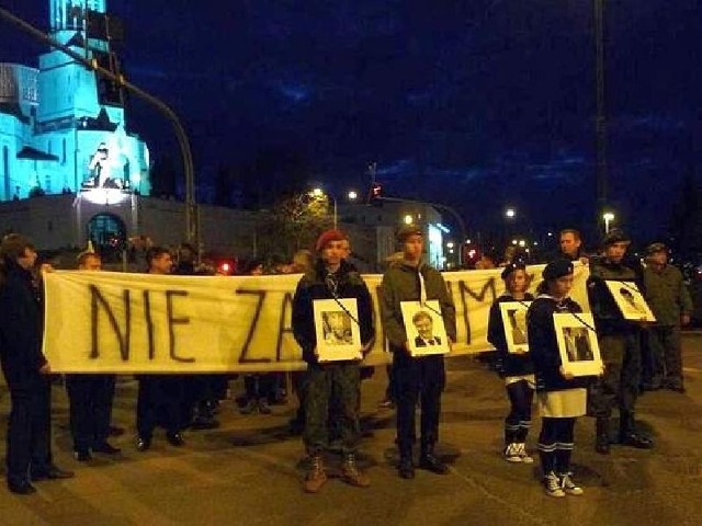 Marsz milczenia przeszedł od kościoła św. Rocha pod pomnik Piłsudskiego 17 kwietnia 2010 roku